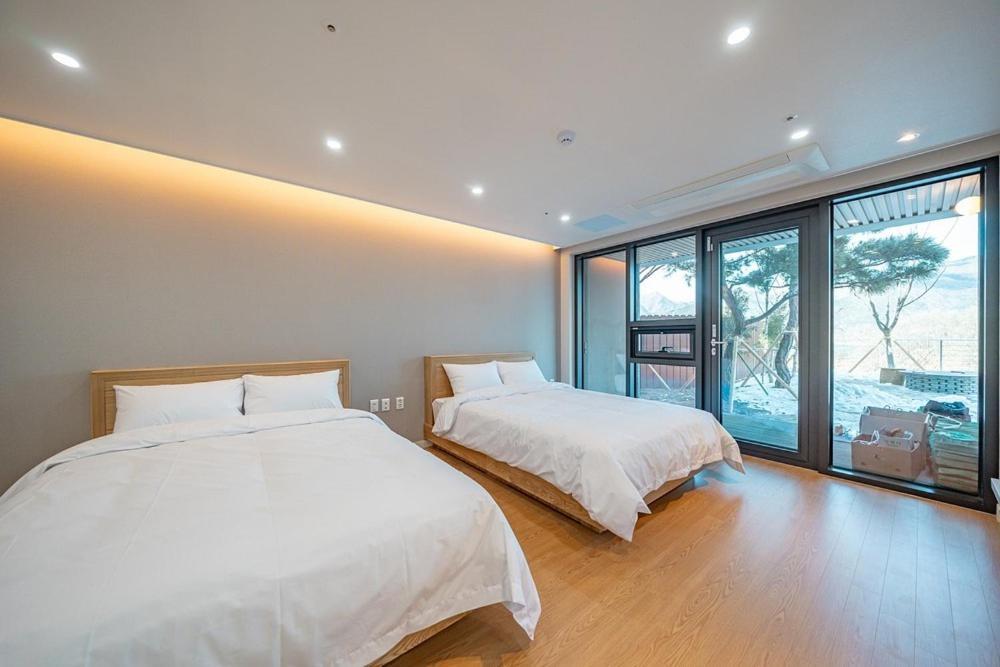 Готель Jecheon The Shine Cheongpung Номер фото