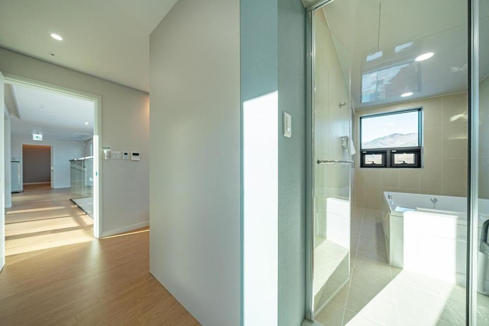 Готель Jecheon The Shine Cheongpung Номер фото
