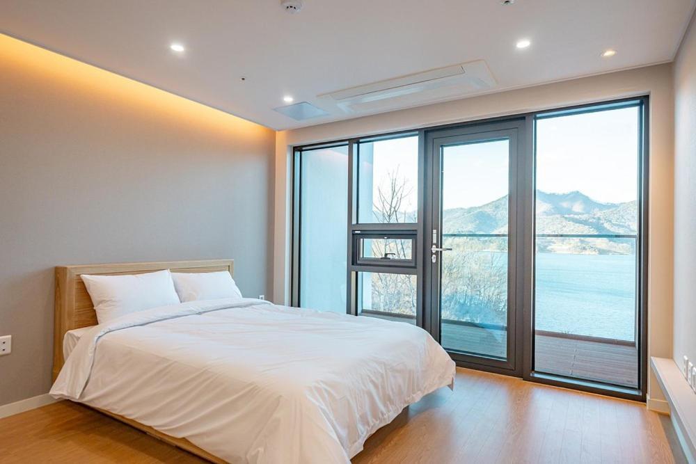 Готель Jecheon The Shine Cheongpung Номер фото