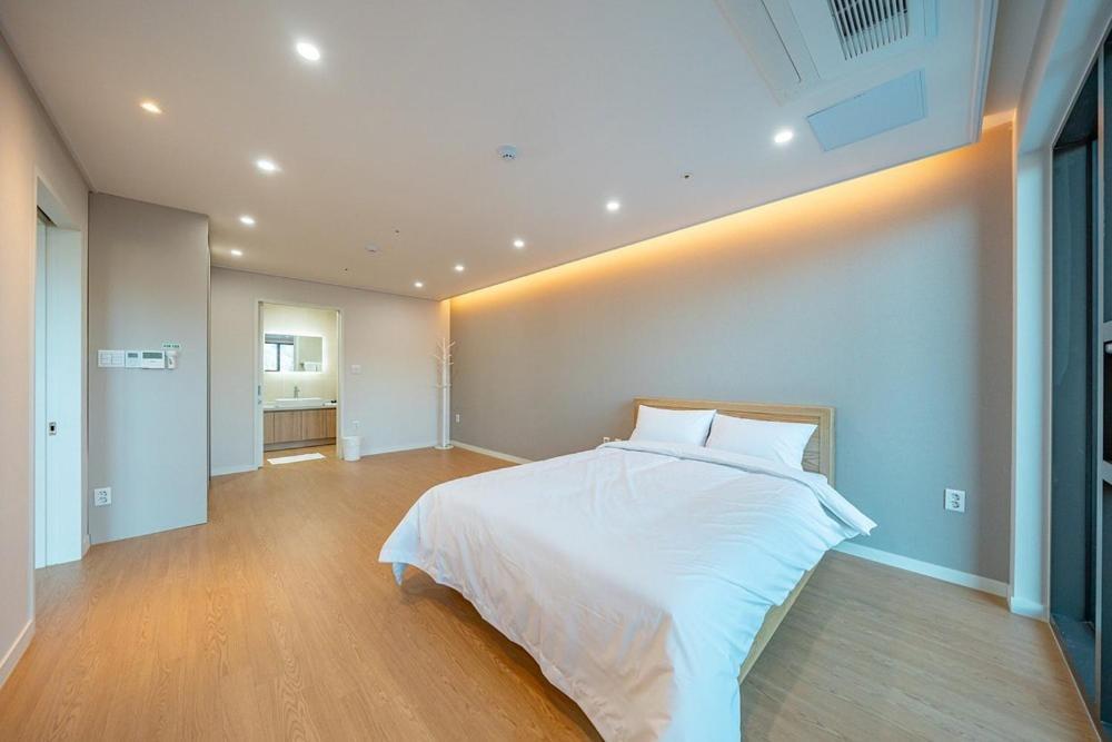 Готель Jecheon The Shine Cheongpung Номер фото